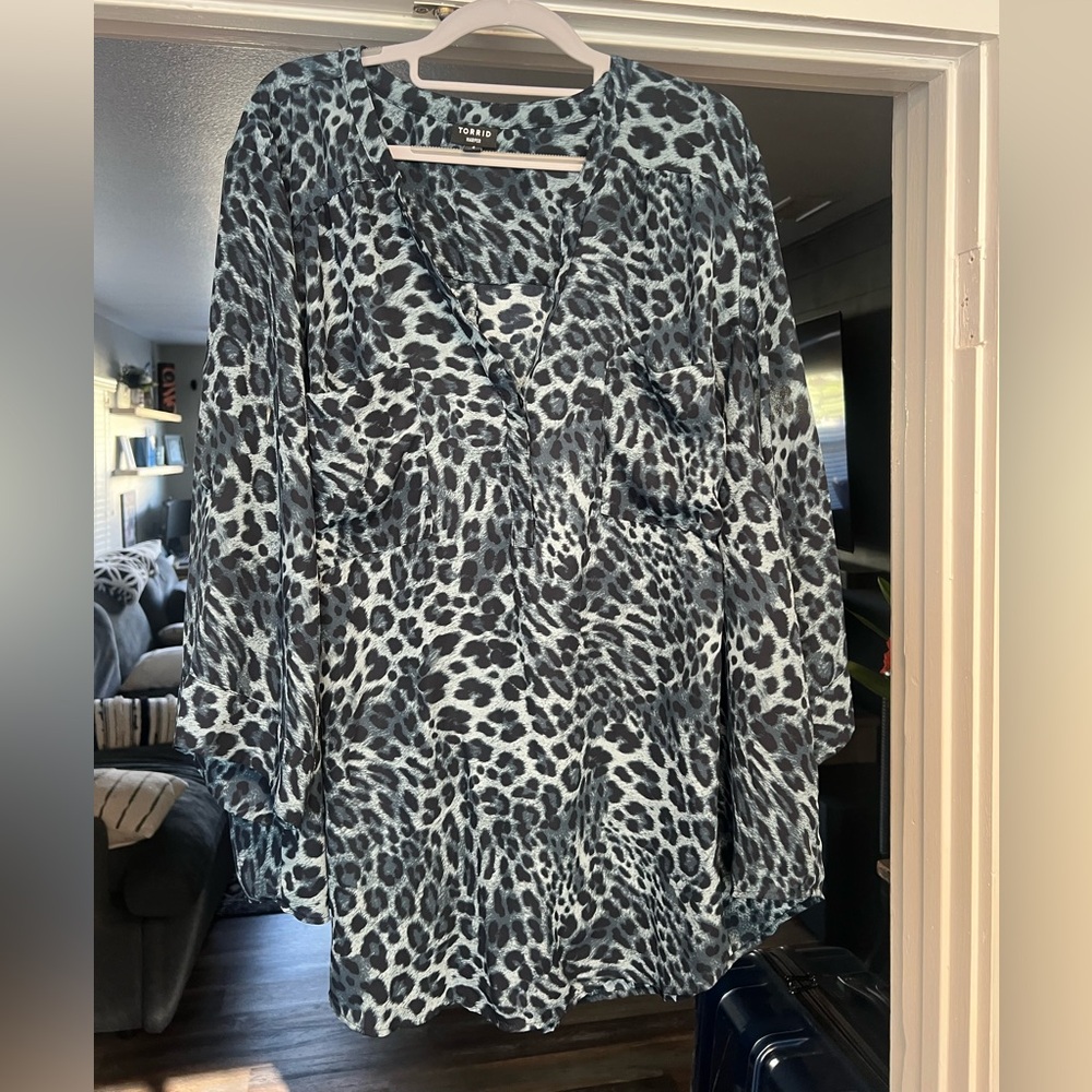 Torrid Size 4 Blue Leopard Print Blouse